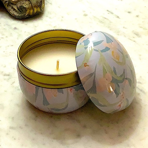 SUSAN JACOBS NEW YORK CANDLE “PEACOCK LILLY” NEW 1 WICK METAL TIN 5.6oz - Picture 3 of 4